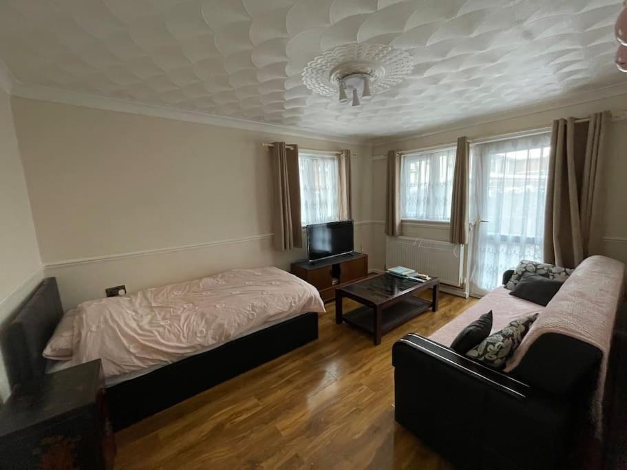 Spacious Bungalow In London, Near Central London, The Excel Centre And The O2, Ideal For Families Εξωτερικό φωτογραφία